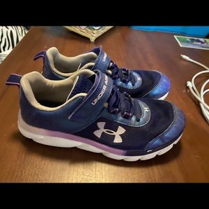 Youth size 3 under armour runners euc